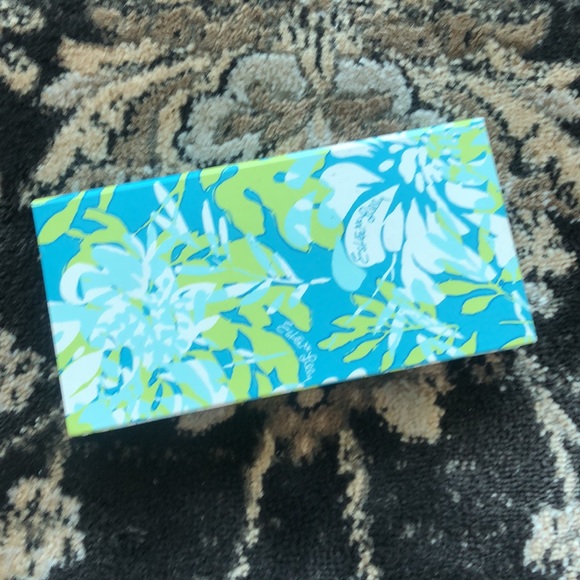NWT: Estée Lauder with Lilly Pulitzer eyeshadow and blush set. - Picture 2 of 3